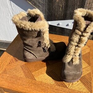 Women’s Earth Spirit suede outdoor boots. Size 7